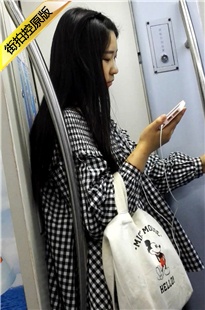 地铁上玩手机的灰丝少女[155M/MP4]