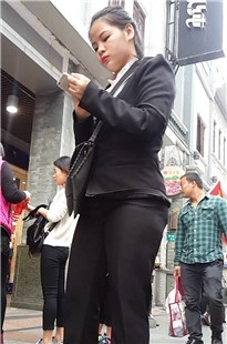 2016年西裤职业装OL街头玩苹果手机[639M/MP4]