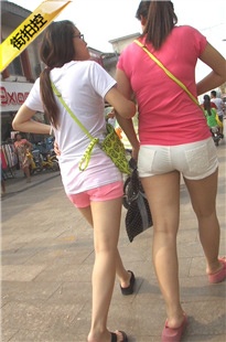 两个热裤妹子一起逛街，你喜欢哪个呢[192M/MP4]